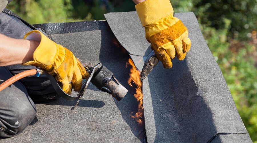Professional gutter cleaning in Lombard, IL